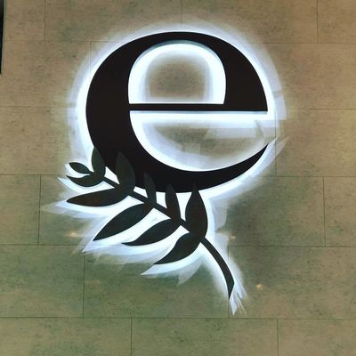 Indicadores de metal fabricados a medida con letras de aluminio cepillado e iluminación trasera LED