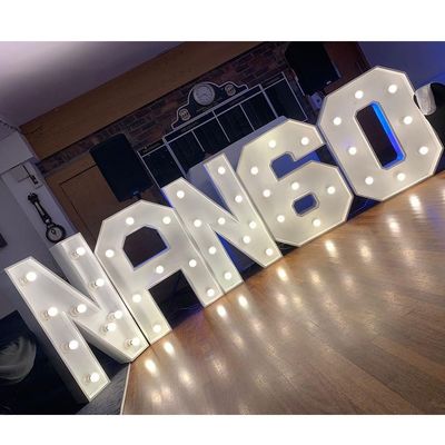 La decoración ilumina las letras de la carpa en color personalizado para la fiesta de cumpleaños