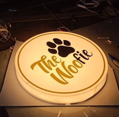 Caja de luz de exhibición de metal LED de color personalizado con pantalla de signos acrílicos de doble lado