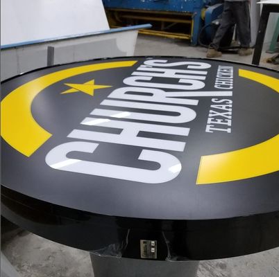 Caja de luz de exhibición de metal LED de color personalizado con pantalla de signos acrílicos de doble lado