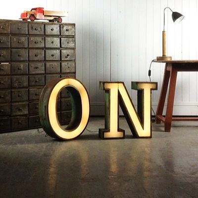 Logotipo de la tienda Signo de letras LED al aire libre con 28C Vida útil de 50000 horas y diseño