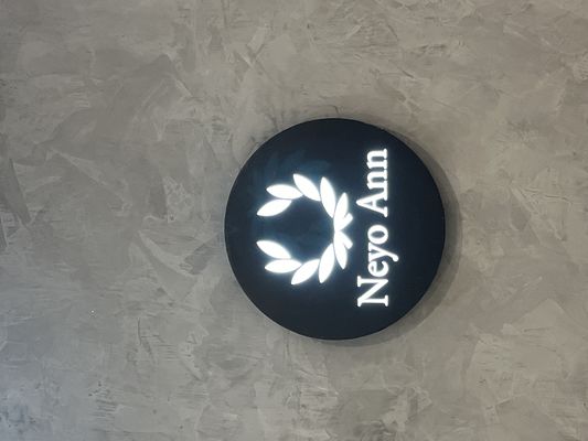 Caja de luz de publicidad acrílica LED de voltaje de entrada de 12 V para señalización y promoción al aire libre
