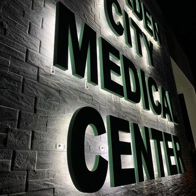 Los módulos LED iluminan las letras y logotipos personalizados de acero inoxidable para su negocio