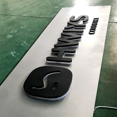 Los módulos LED iluminan las letras y logotipos personalizados de acero inoxidable para su negocio