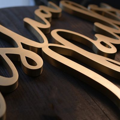 Logotipo de letras metálicas antióxido con 50000 horas de vida útil y diseño de color personalizado