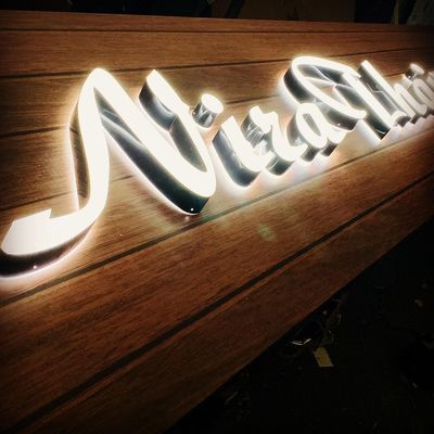 Logotipo de carta de la pared interior de acero inoxidable 3d personalizado con pantalla de efecto luminoso