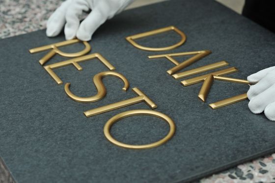 Signos de logotipo de metal para exteriores Placas impresas redondas duraderas para galerías de arte Placa de grabado