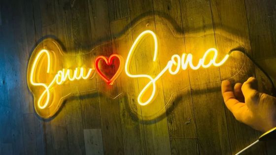 Signo de neón exterior para la Sra. Sr. ¿Se casará conmigo? Un símbolo de amor y compromiso.