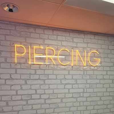 2- Diseño hecho a medida lámpara de banda flexible iluminación tatuaje nombre de juego logotipo estudio LED neón señal