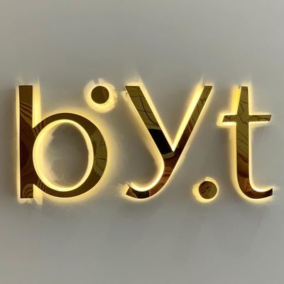 Logotipo de letras de la pared de la oficina en LED 3D para señalización publicitaria comercial de metal personalizada