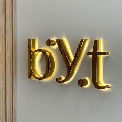 Logotipo de letras de la pared de la oficina en LED 3D para señalización publicitaria comercial de metal personalizada