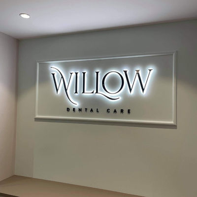 Logotipo comercial personalizado para exteriores Publicidad de tablero acrílico 3D señalización retroiluminada de metal