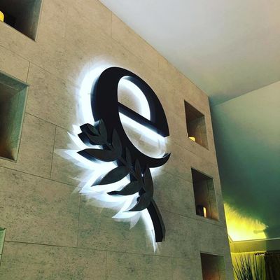 Indicadores de metal fabricados a medida con letras de aluminio cepillado e iluminación trasera LED