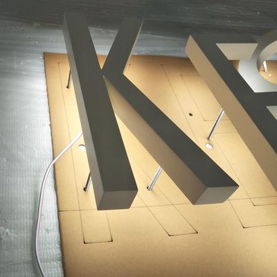Indicadores de metal fabricados a medida con letras de aluminio cepillado e iluminación trasera LED