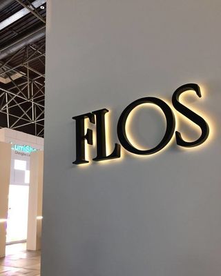 Indicadores de metal fabricados a medida con letras de aluminio cepillado e iluminación trasera LED