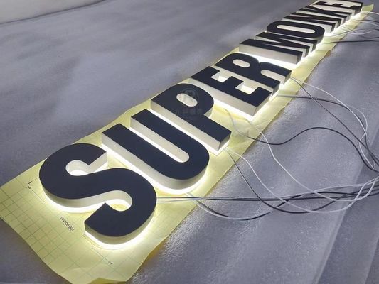 Indicadores de metal fabricados a medida con letras de aluminio cepillado e iluminación trasera LED
