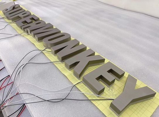 Indicadores de metal fabricados a medida con letras de aluminio cepillado e iluminación trasera LED