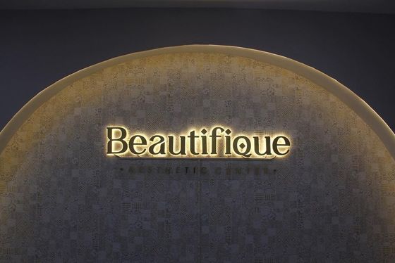 Signo de logotipo 3D de metal cepillado para publicidad personalizada de negocios interiores y exteriores