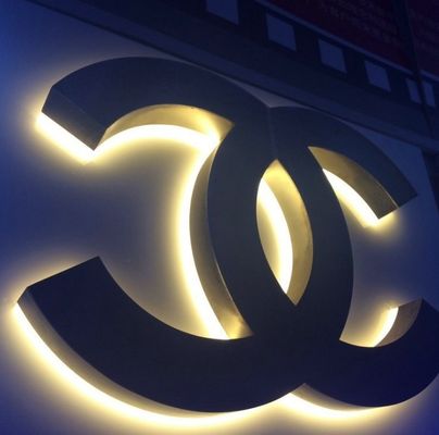 Publicidad en interiores y exteriores Signo comercial de metal con 50000 horas de vida útil