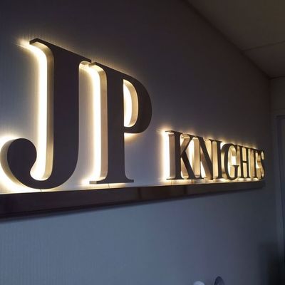 Logotipo de luz de fondo Letras de acero inoxidable para publicidad de nieve al aire libre de tubos LED personalizados