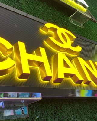 Carta de acero inoxidable 3D personalizada Logotipo de señalización de oro para nieve Tienda al aire libre Frente 28C
